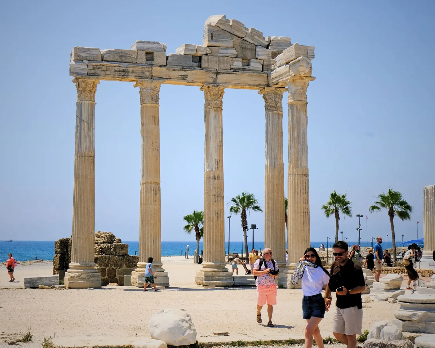 Urlauber an einem sonnigen Tag vor dem Apollon-Tempel in Side